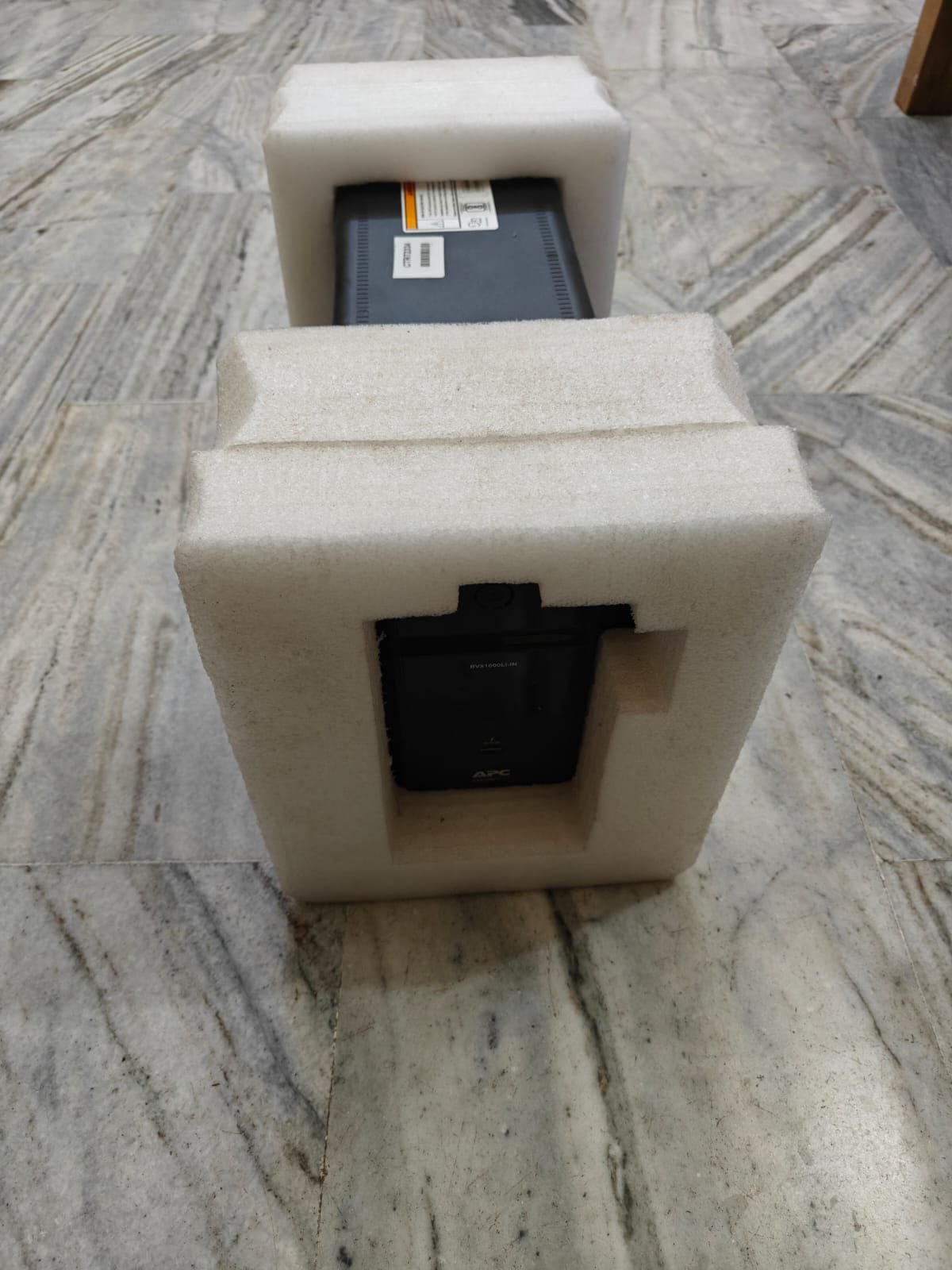 APC Easy UPS BVX1600LI-IN 1600VA / 900W